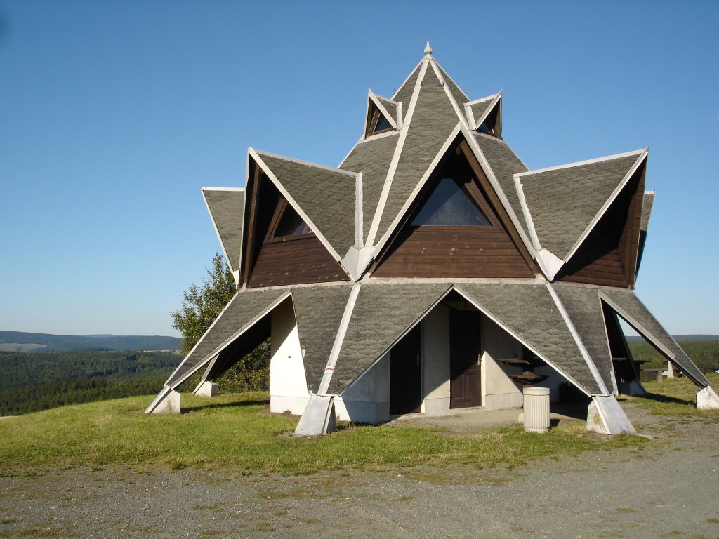 Landwst/Vogtland,
Aussichtsturm und Schutzhtte auf dem 664m hohen Wirtsberg, auch  Zitronenpresse  genannt, Mai 2005