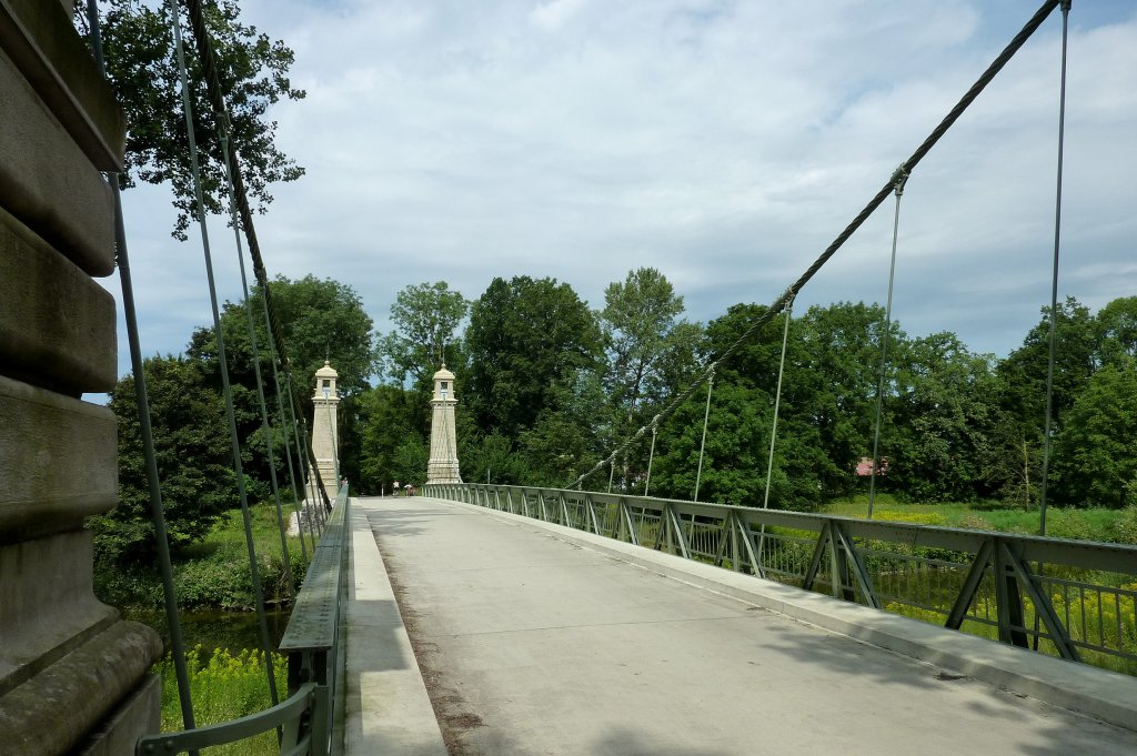 Langenargen am Bodensee, die Kabelhngebrcke ber die Argen ist die lteste dieser Bauart in Deutschland, erbaut 1897, Aug.2012