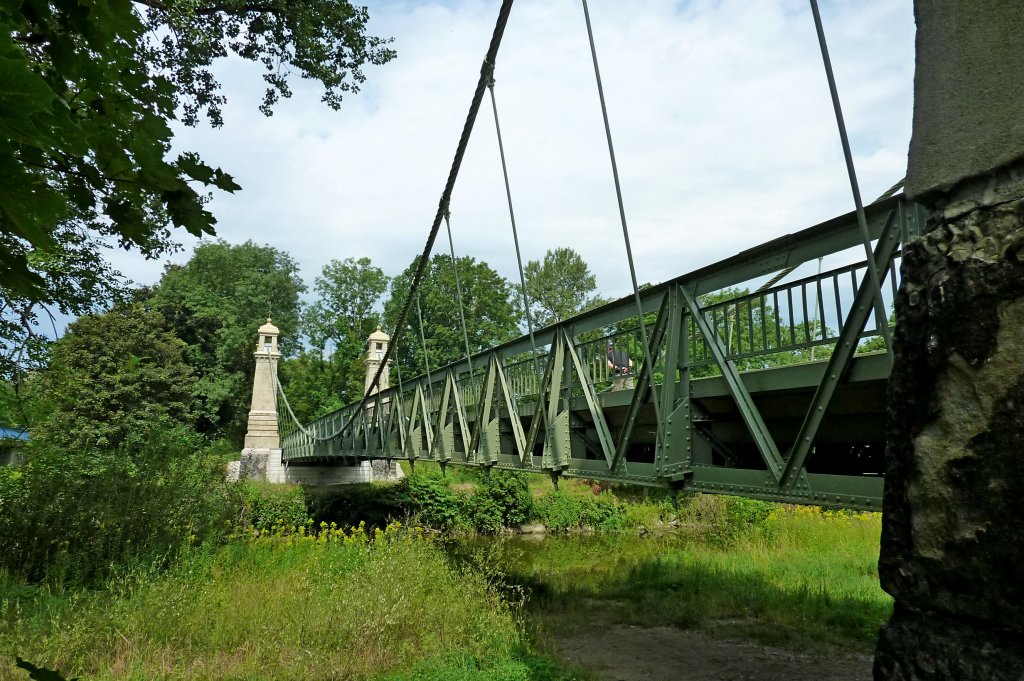 Langenargen am Bodensee, die Kabelhngebrcke ber die Argen hat eine Spannweite zwischen den Pylonen von 72m und eine Kabellnge von 135m, erbaut 1897, Aug.2012