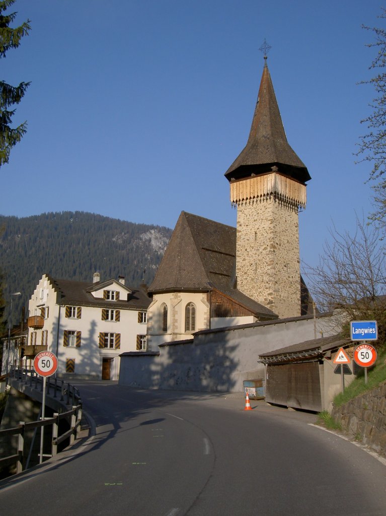 Langwies, Ref. Kirche und Haus Strela 1, Bezirk Plessur bei Davos (22.04.2011)