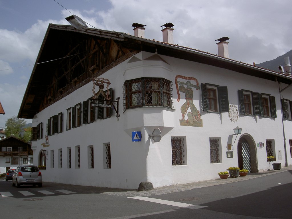 Lans, Gasthof zum wilden Mann am Dorfplatz (01.05.2013)