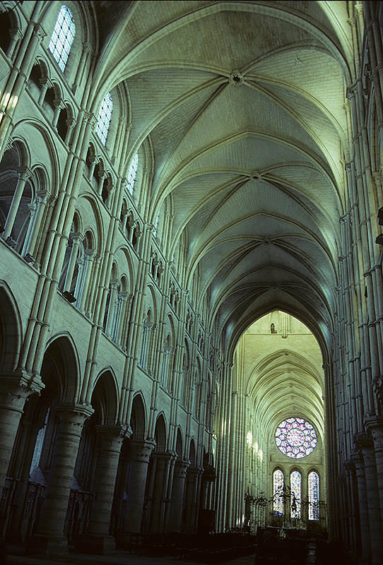 Laon, Kathedrale Notre Dame, Mittelschiff Richtung Osten. Ab 1155, frhgotisch. 6-teiliges Gewlbe, 27 m hoch, 4-zoniger Wandaufbau: Arkaden, Emporen, Triforium, Obergaden. Gerader Chorabschluss. Aufnahme von Okt. 1995, HQ-Scan ab Dia.