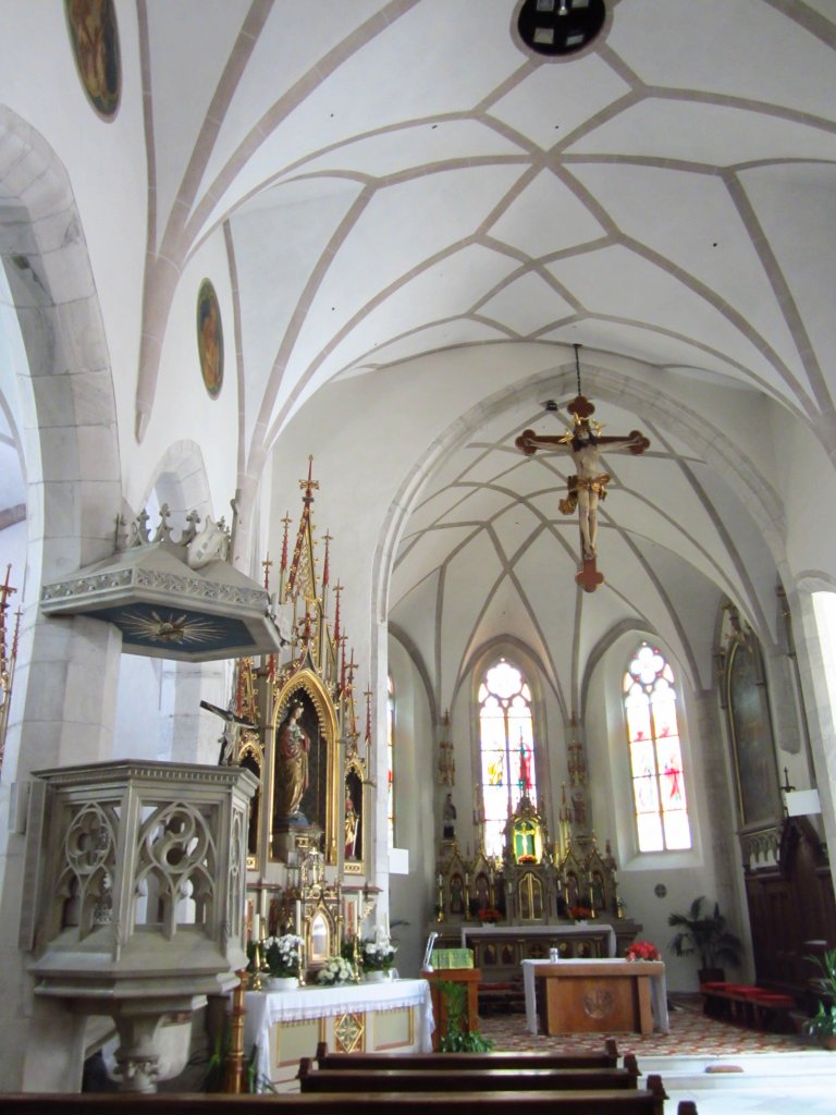Latsch, Kanzel und Altre der St. Peter Kirche (04.08.2012)
