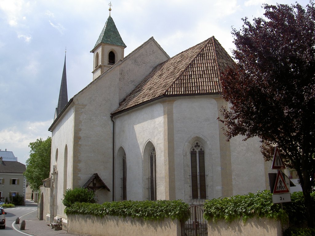 Latsch, Spitalkirche Hl. Geist, erbaut 1470 mit Flgelaltar von Jrg Lederer (04.08.2012)
