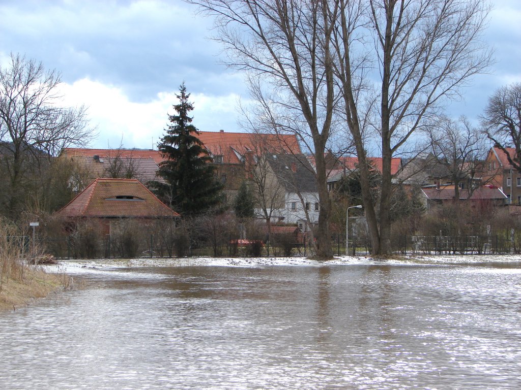 Laucha an der Unstrut - Blick auf das Schleusen-Huschen - das Hochwasser steigt - 28.02.2010