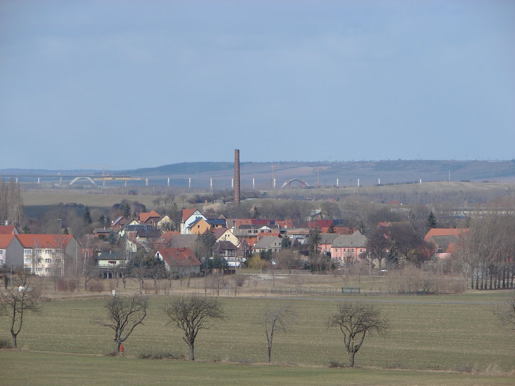 Laucha an der Unstrut - Blick von der Hirschrodaer Strae - im Hintergrund die Baustelle der ICE-Brcke bei Wennungen - 05.03.2010