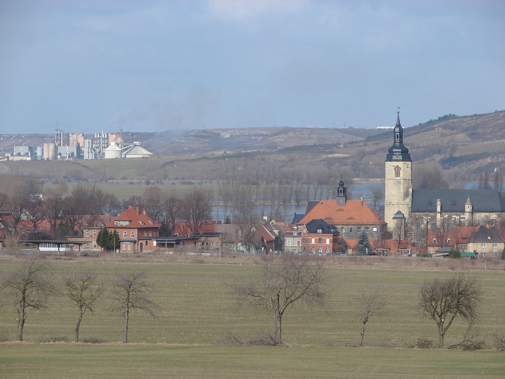 Laucha an der Unstrut - Blick von der Hirschrodaer Strae auf Bahnhof, Rathaus und Kirche - im Hintergrund das Zementwerk Karsdorf - 05.03.2010
