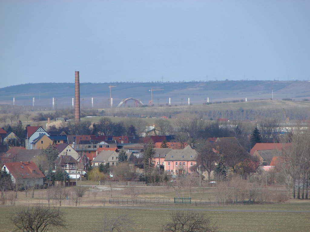 Laucha an der Unstrut - Blick von der Hirschrodaer Strae - im Hintergrund die Baustelle der ICE-Brcke bei Wennungen - 05.03.2010
