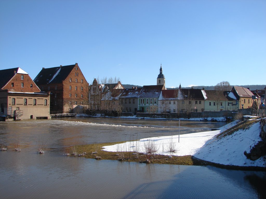 Laucha an der Unstrut - Blick ber das Hochwasser auf die Huser am Wehr - 07.03.2010 
