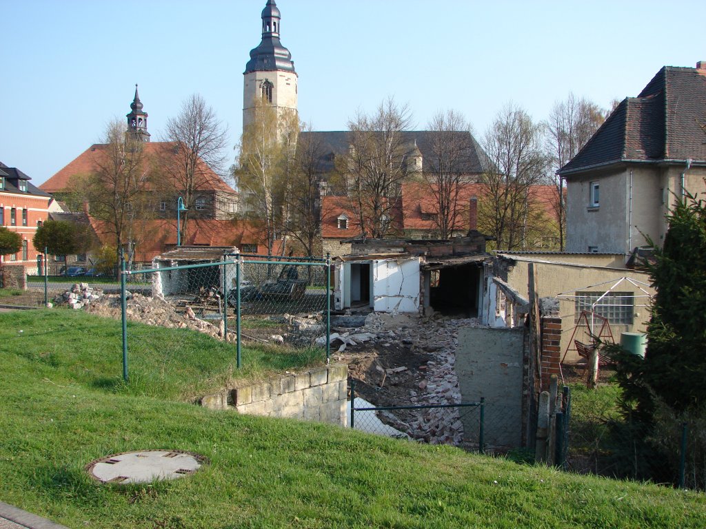 Laucha an der Unstrut - Blick von der Ladestrae auf die abgerissene Kegelbahn An der Appel - 19.04.2010 
