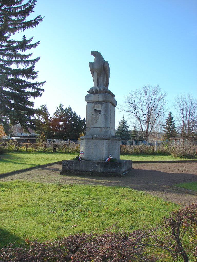 Laucha an der Unstrut - Das Adler-Denkmal am Obertor - zum Volkstrauertag werden dort Kranzgebinde niedergelegt - 15.11.2009