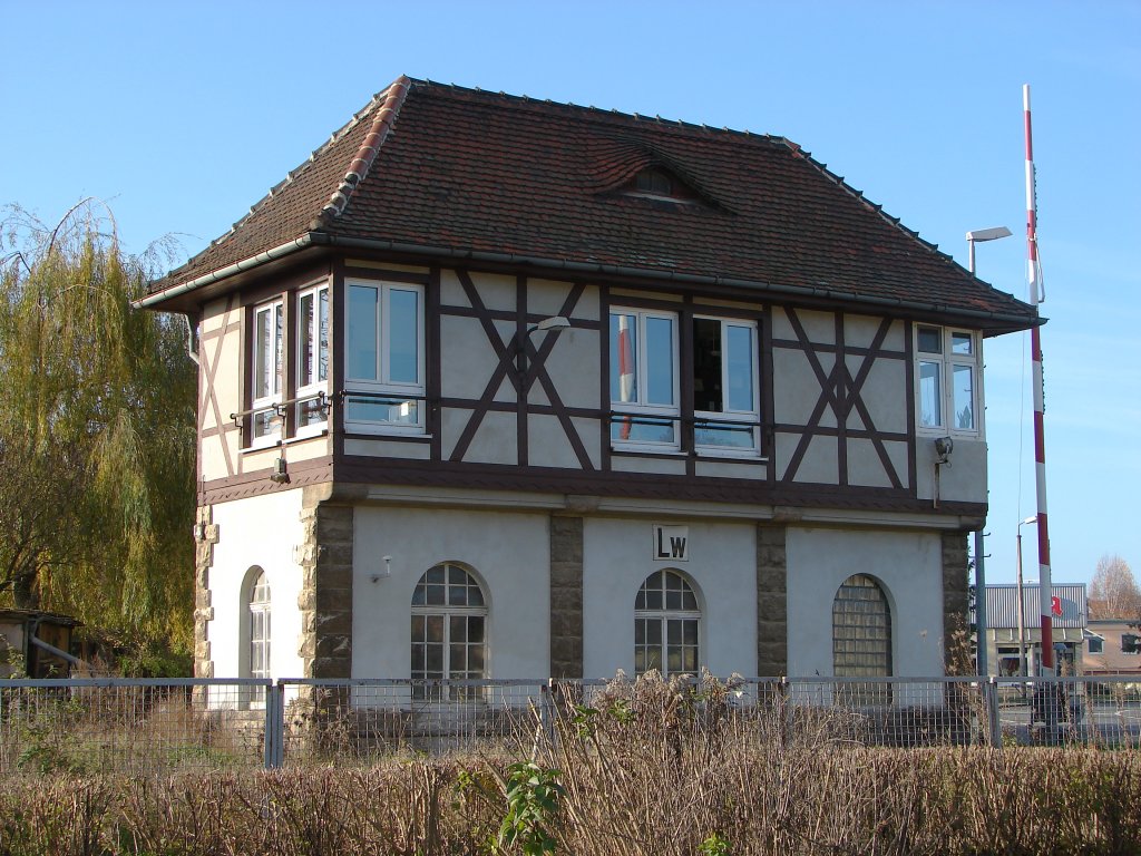 Laucha an der Unstrut - Das Stellwerk am Bahnbergang Golzener Strae aus Richtung Obertor aufgenommen - 15.11.2009