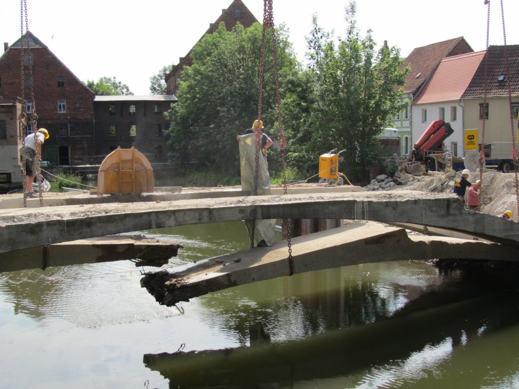 Laucha an der Unstrut - Der große Tag ist gekommen - der Abriss der Unstrutbrücke am Wehr beginnt, das erstew Teilstück hängt am Kran - Foto vom 10.06.2011