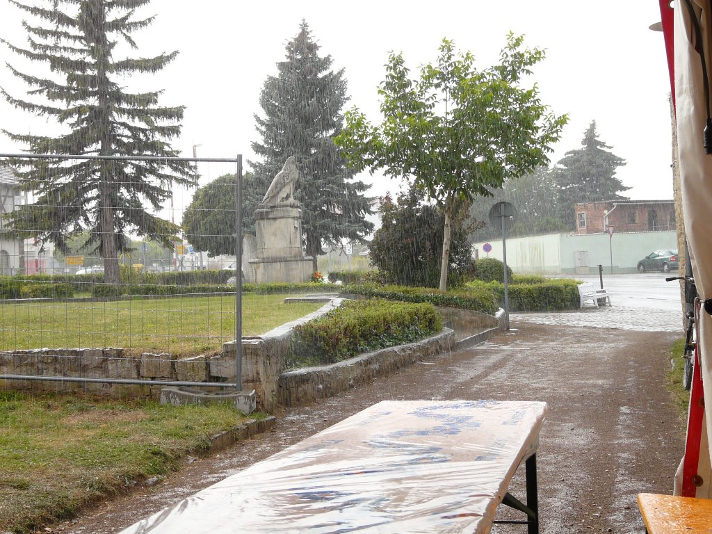 Laucha an der Unstrut - Die Oberpromenade im Sommerregen - Blick aus dem Festzelt Richtung Adler-Denkmal am Obertor - 17.08.2009