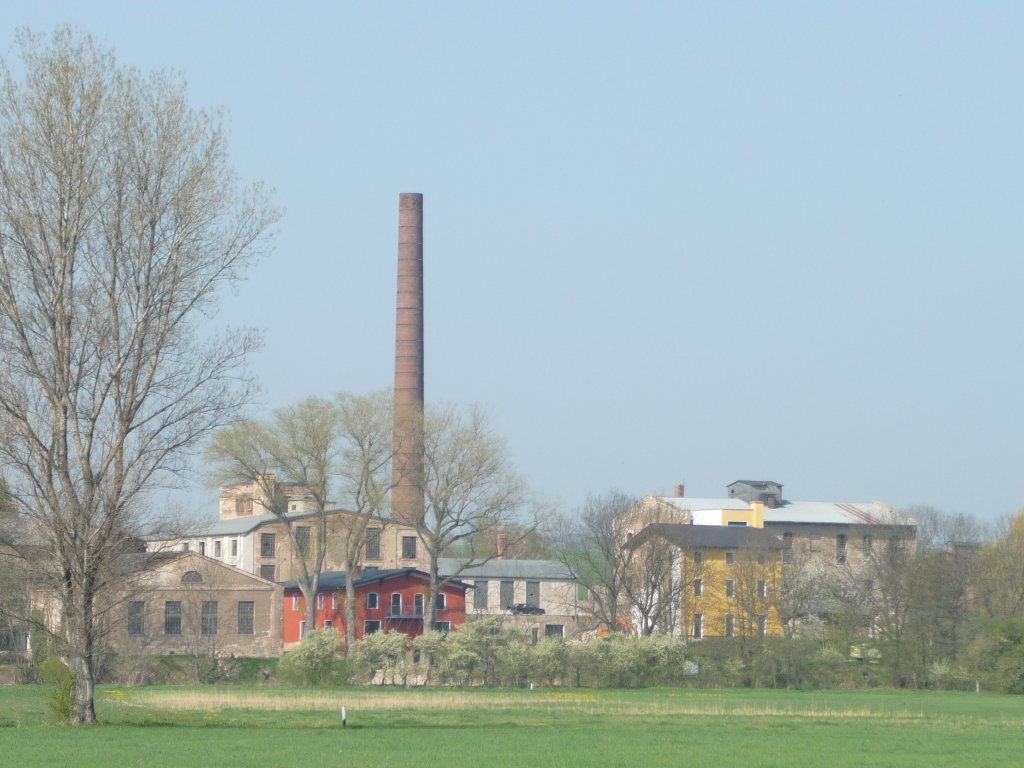 Laucha an der Unstrut - Die alte Zuckerfabrik mit dem Unstrut-Camp im Vordergrund - 25.04-2010