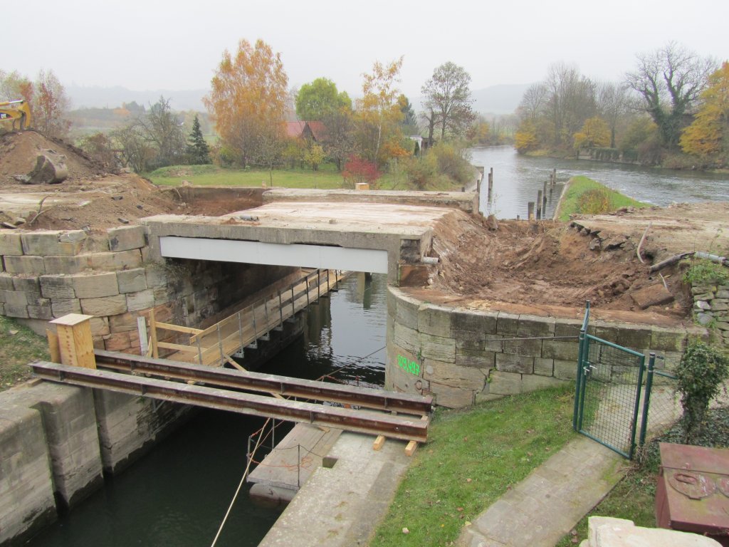 Laucha an der Unstrut - Die Brücke an der Schleuse wird komplett abgerissen und erneuert - Foto vom 02.11.2010