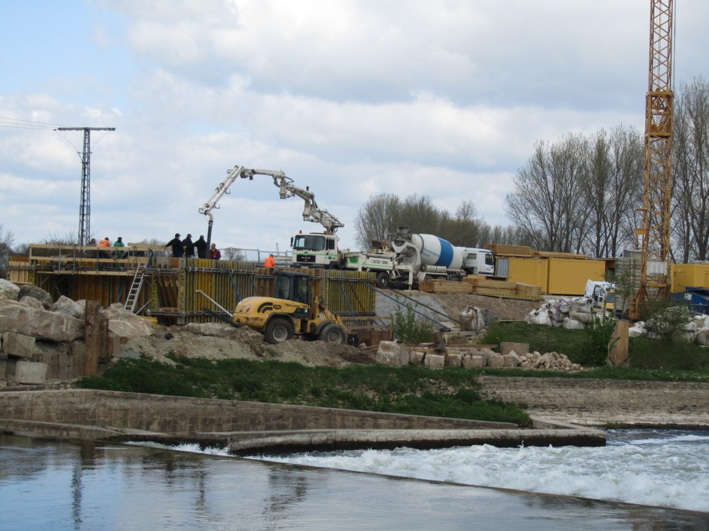 Laucha an der Unstrut - Die Bauarbeiten an der Schleusenbrcke gehen weiter - Foto vom 14.04.2011