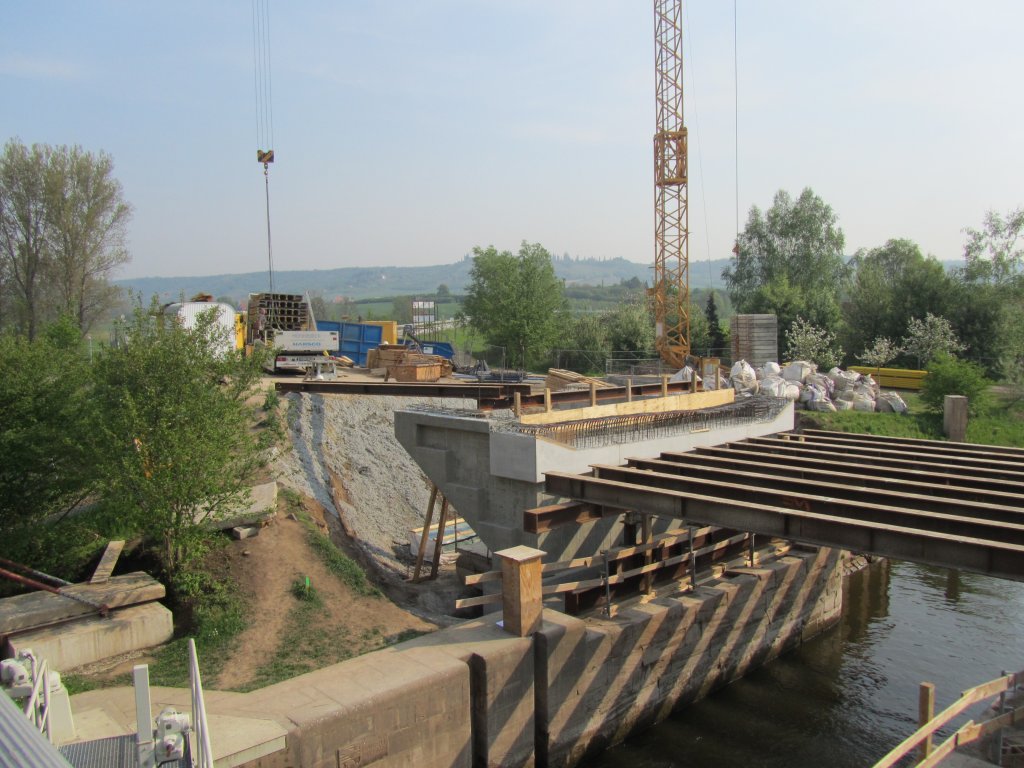 Laucha an der Unstrut - Die Brcke an der Schleuse wird komplett erneuert - Foto vom 29.04.2011