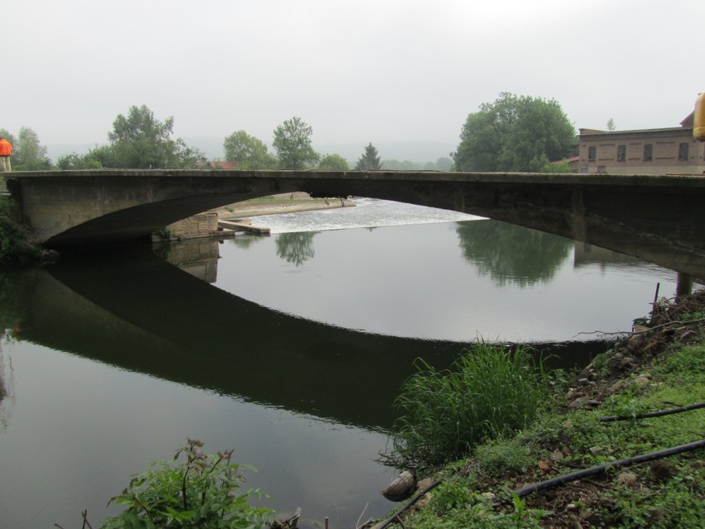 Laucha an der Unstrut - Die Unstrutbrcke am Wehr wird zum Abriss vorbereitet, Gelnder und Belag sind entfernt - Foto vom 20.05.2011