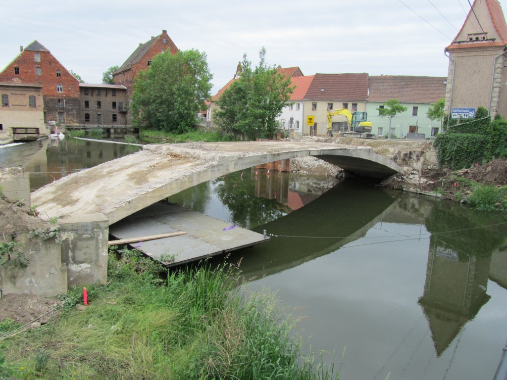 Laucha an der Unstrut - Die Unstrutbrücke am Wehr wird zum Abriss vorbereitet, der Brückenbogen wird freigelegt - Foto vom 02.06.2011