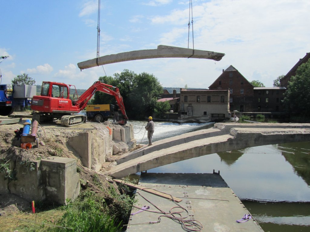 Laucha an der Unstrut - Die Unstrutbrücke am Wehr wird abgerissen, das zweite von insgesamt 6 Teilstücken schwebt am Kran davon - Foto vom 10.06.2011