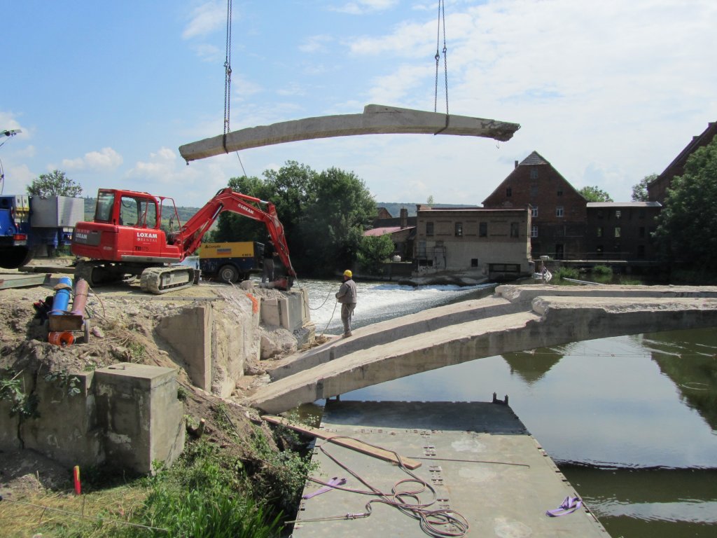 Laucha an der Unstrut - Die Unstrutbrcke am Wehr wird abgerissen, das zweite von insgesamt 6 Teilstcken schwebt am Kran davon - Foto vom 10.06.2011