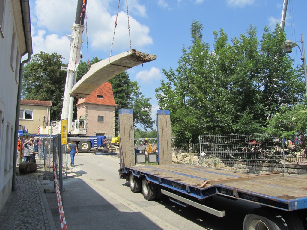 Laucha an der Unstrut - Die Teilstcke der Unstrutbrcke am Wehr werden verladen - Foto vom 10.06.2011