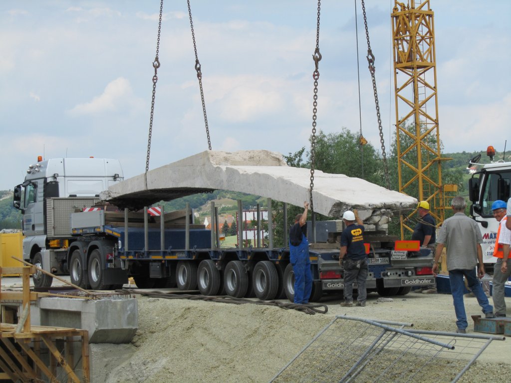 Laucha an der Unstrut - Die Teilstcke der Unstrutbrcke am Wehr werden verladen - Foto vom 10.06.2011