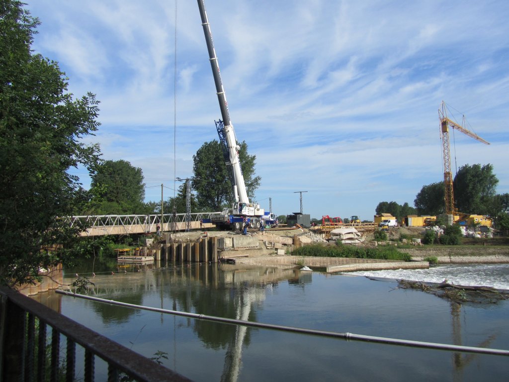 Laucha an der Unstrut - Die alte Unstrutbrcke am Wehr ist weg, Blick auf die Behelfsbrcke fr Fugnger und Radfahrer - Foto vom 23.06.2011

