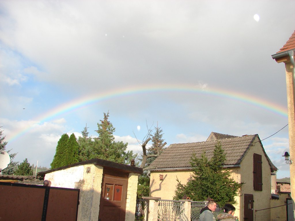 Laucha an der Unstrut - Ein schner Regenbogen am Oktoberhimmel ber den Husern der Unterstadt - 04.10.2009