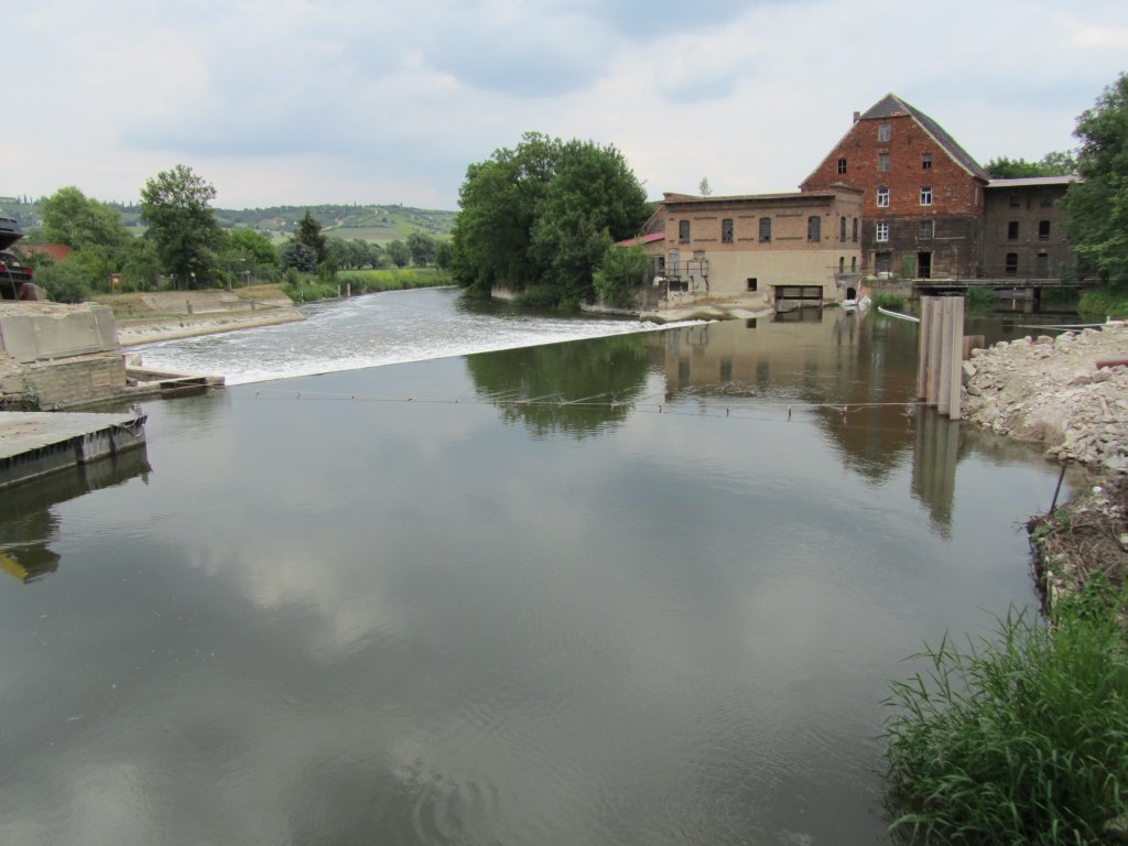 Laucha an der Unstrut - Es ist vollbracht - die alte Unstrutbrcke am Wehr ist nicht mehr, der Blick ist frei auf die alte Mhle  - Foto vom 10.06.2011

