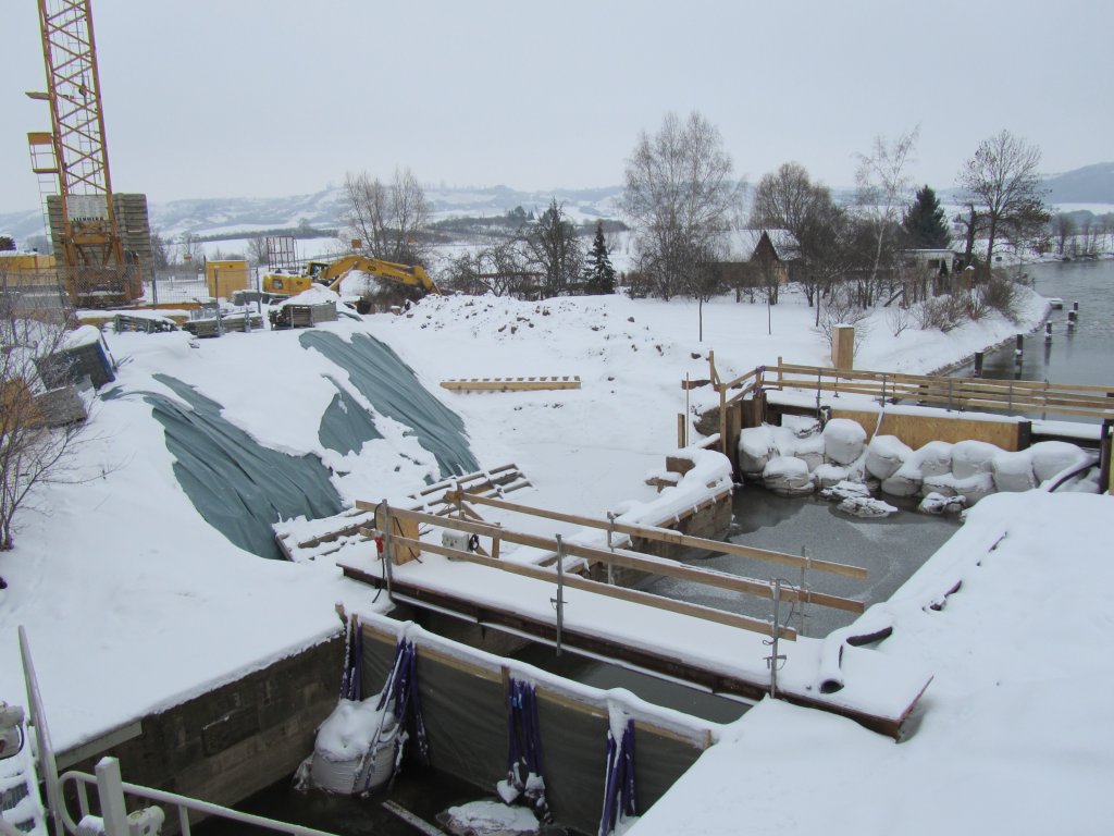 Laucha an der Unstrut - Frost und Schnee haben die Arbeiten an der Schleusenbrücke zum Erliegen gebracht - Foto vom 30.12.2010