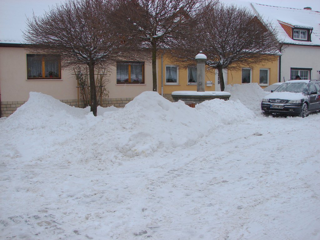 Laucha an der Unstrut - im Griff von Tief  Daisy  - Untere Krautgasse der Brunnen am Plan - 10.01.2010
