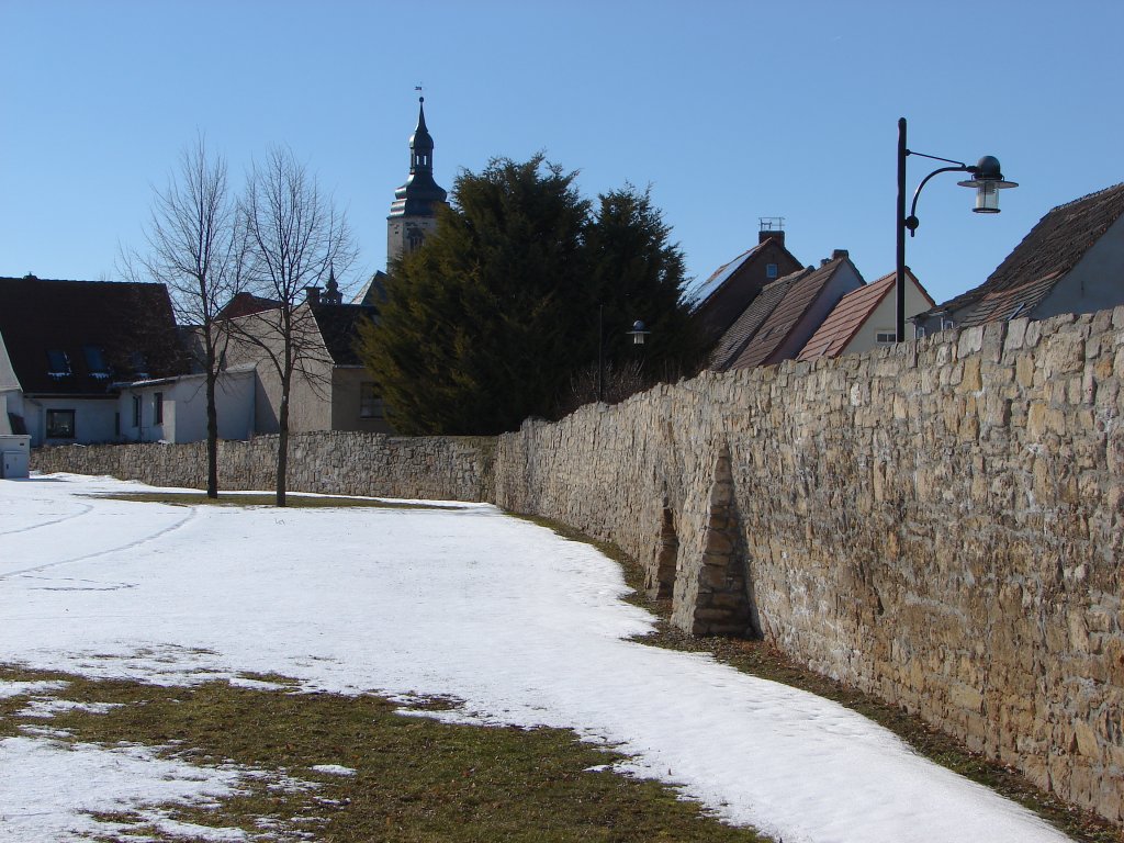 Laucha an der Unstrut - Reste der alten Stadtmauer am ehemaligen Kindergarten - 07.03.2010 

