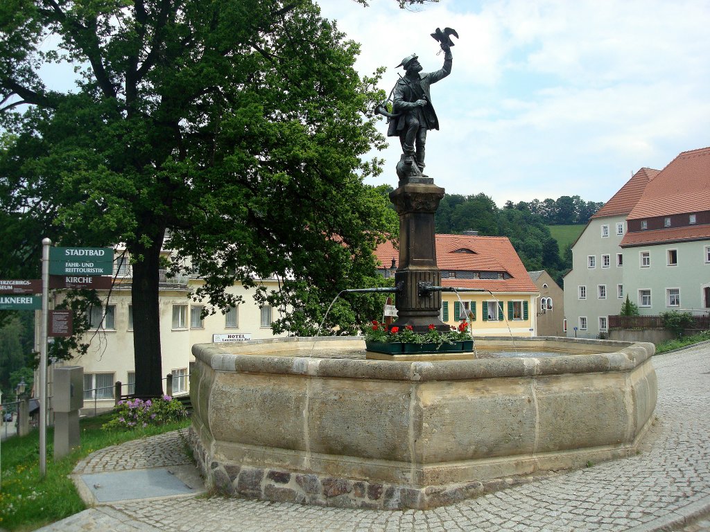 Lauenstein im Osterzgebirge,
der  Falknerbrunnen  wurde 1912 auf dem Marktplatz errichtet,
Juni 2010