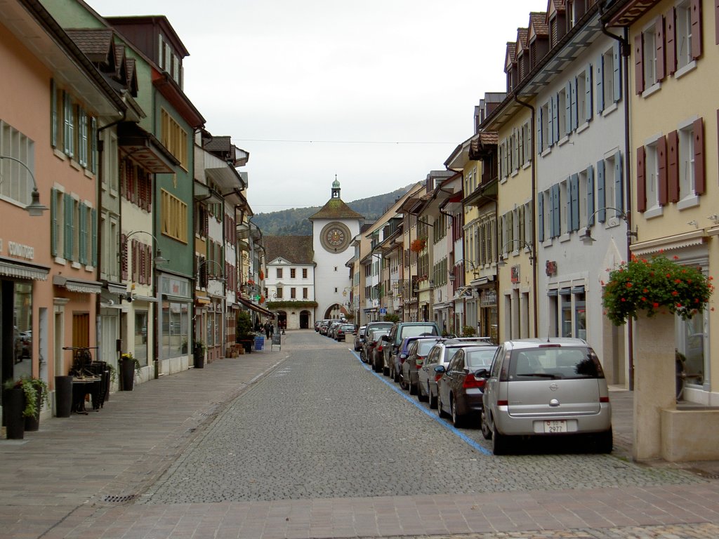 Laufen, Hauptstrae mit Obertor oder Zeitturm (07.10.2012)