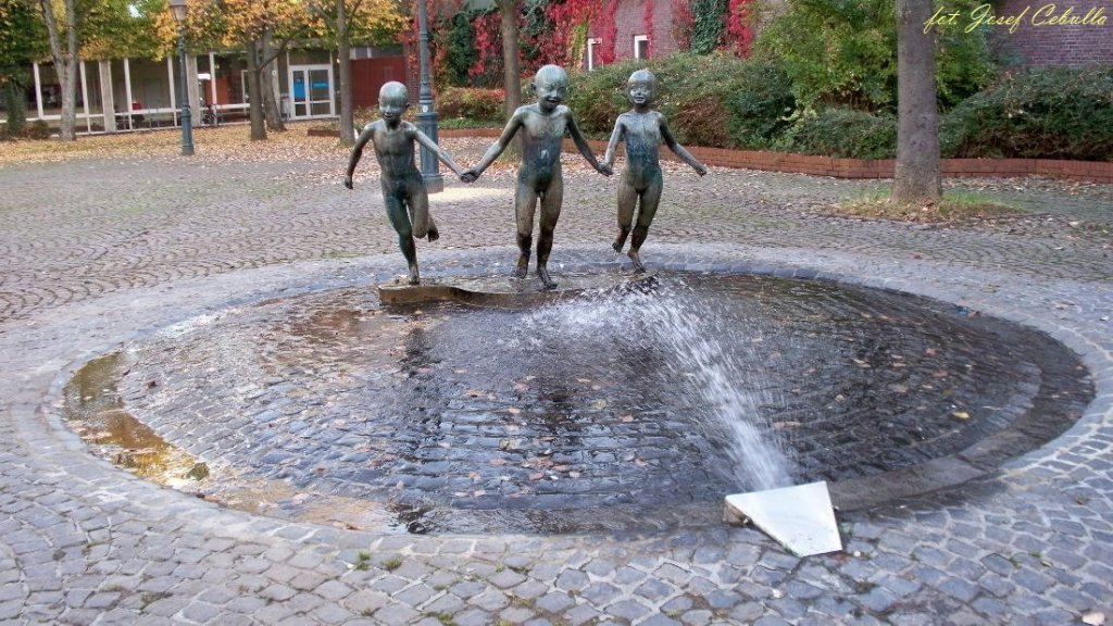 Laufende Kinder, St.-Josefs-Platz Aachen, vor Schwimmhalle Ost, 1973, Knstler: Bonifatius Stirnberg, Bronze, (23.10.2012)