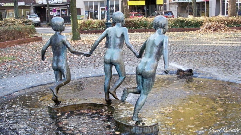 Laufende Kinder, St.-Josefs-Platz Aachen, vor Schwimmhalle Ost, 1973, Knstler: Bonifatius Stirnberg, Bronze, (23.10.2012)