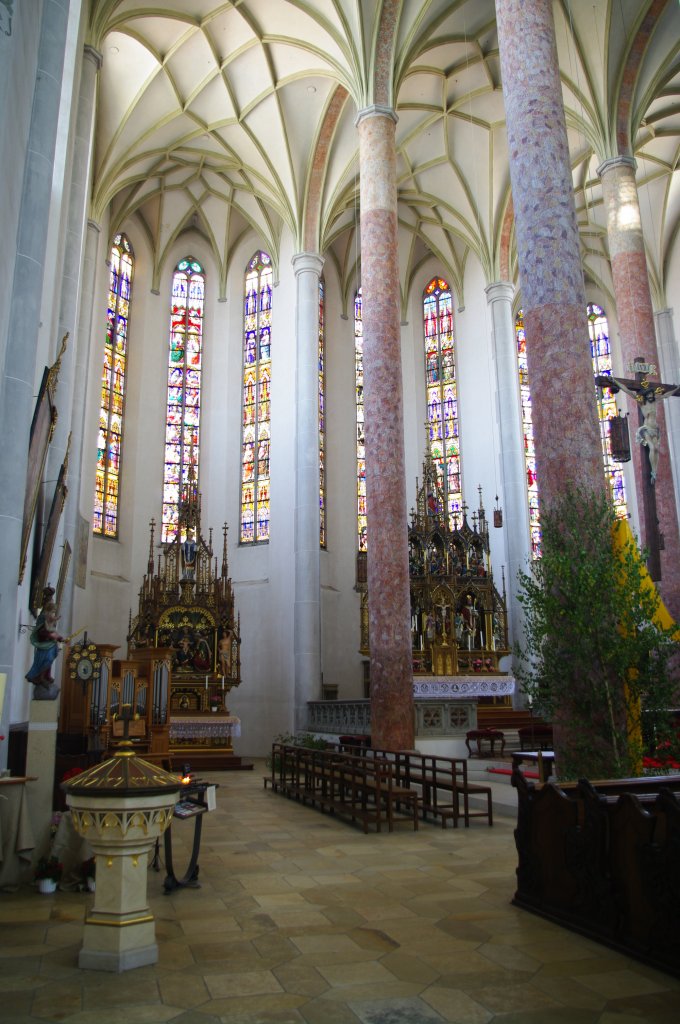 Lauingen, St. Martin Kirche, Taufbecken und Chorbereich, Landkreis 
Dillingen (28.06.2011)