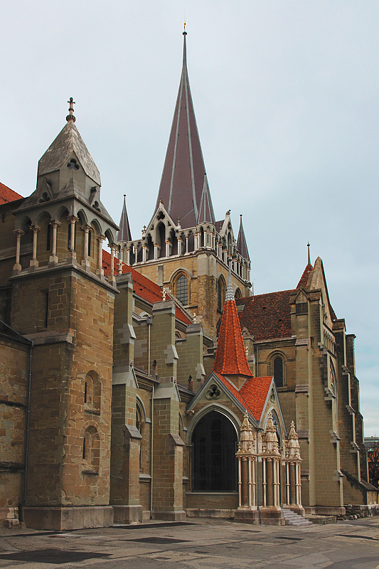 Lausanne, Kathedrale Notre Dame, Teil sdliches Langhaus, Vierungsturm, sdliches Querschiff. Diese Partie ab etwa 1190, frhgotisch. Aufnahme Richtung Osten, 27. Mrz 2010, 15:57