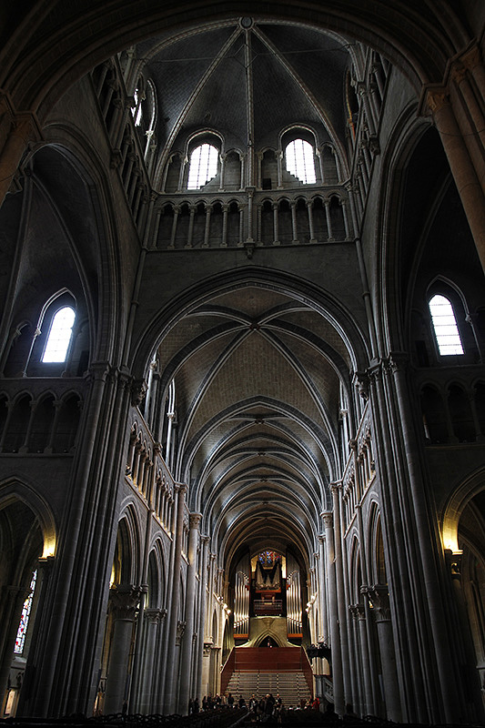 Lausanne, Kathedrale Notre Dame, Vierung und Mittelschiff Richtung Westen. Ab 1160-1275, frh- bis hochgotisch. 6- und 4-teiliges Gewlbe, 3-zoniger Wandaufbau. 27. Mrz 2010, 16:20