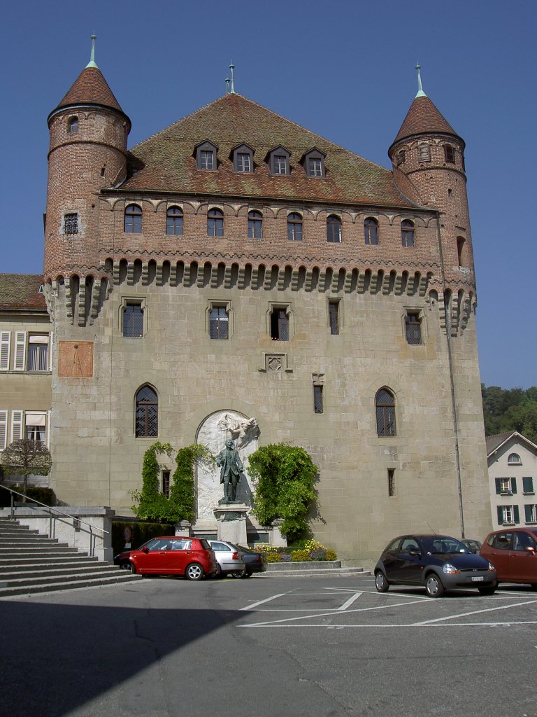 Lausanne, Schloss St. Maire, ehem. Sitz des Bischofs, erbaut ab 1397, ab 1536 Sitz der Berner Landvgte, an der Sdfassade Denkmal fr Major Davel von 1898 (08.09.2012)