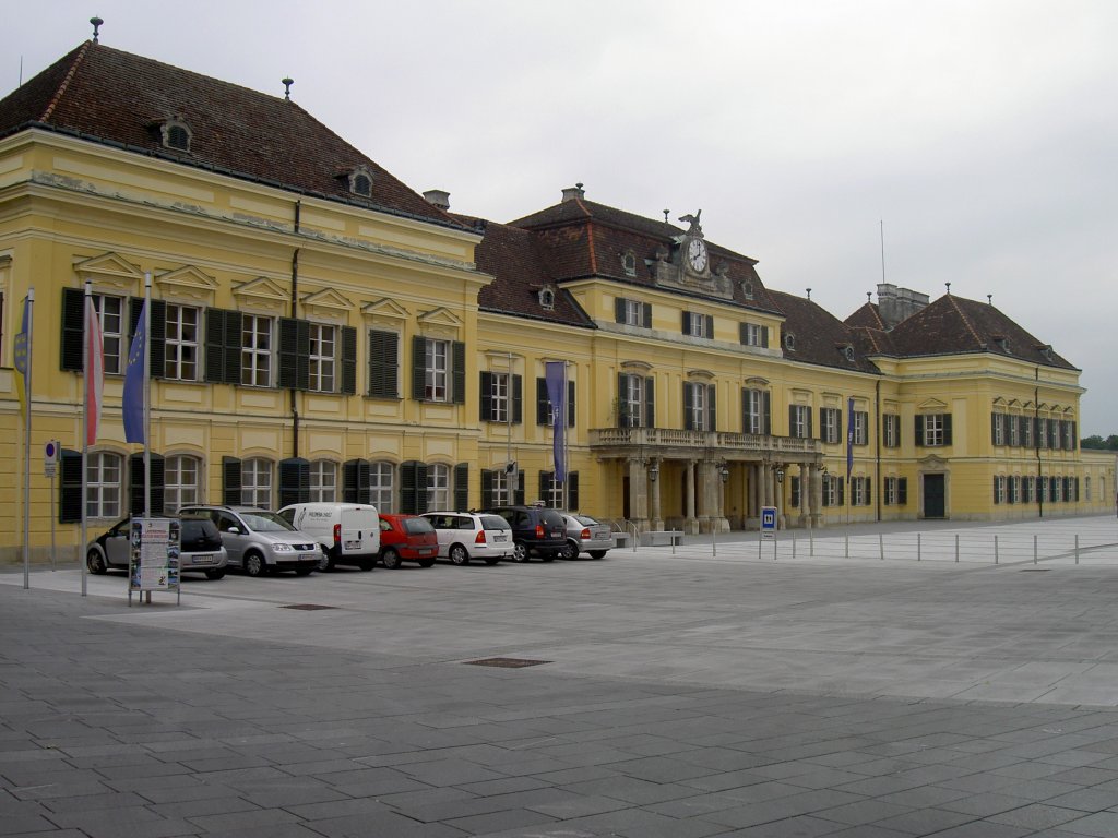 Laxenburg, Neues Schlo oder Blauer Hof, erbaut ab 1710 von Johann Lucas von 
Hildebrandt, Niedersterreich (03.06.2011)