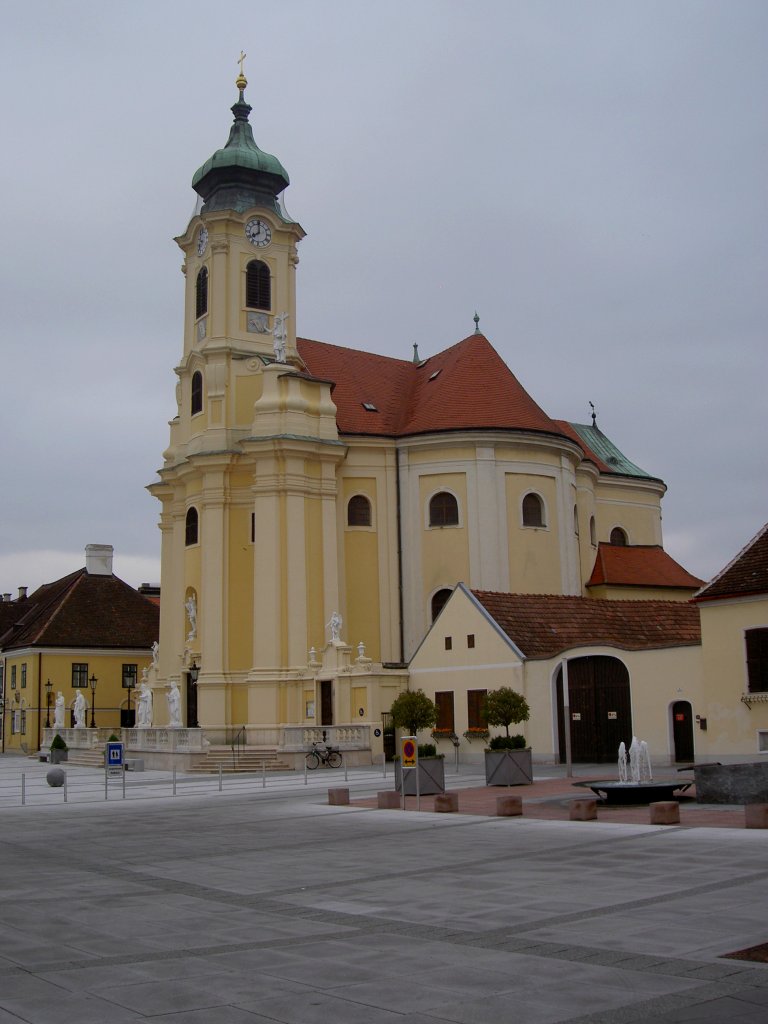 Laxenburg, Pfarrkirche zur Kreuzerhhung, erbaut von 1693 bis 1699 unter Kaiser 
Leopold I. von M. Steinl als Hofkirche, barocke Innenaustattung (03.06.2011)