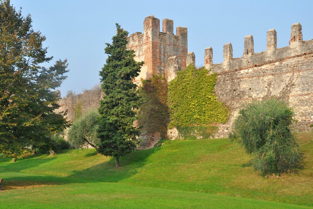LAZISE (Provincia di Verona), 06.10.2011, Blick auf einen Teil der Stadtmauer