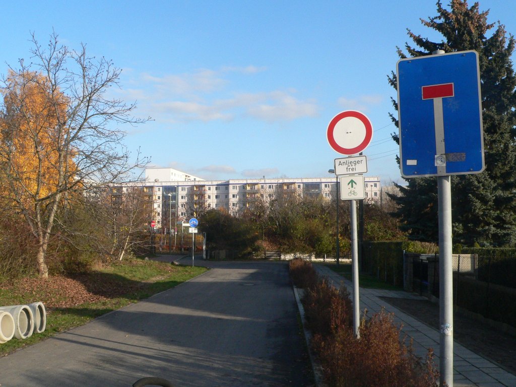 Leichte Fehlbeschilderung. Hier entlang verluft die Radialroute RR8 zwischen Hellersdorf und Berlin Mitte - http://www.stadtentwicklung.berlin.de/verkehr/radverkehrsanlagen/de/hellersdorf/index.shtml . Die Durchfahrt ist (auch fr Radler) verboten, das wird durch einen Fahrradwegweiser nicht aufgehoben. Weiteres Negativbeispiel: Das Sackgassenschild ist fr Radfahrer meist kein guter Ratgeber, denn eigentlich hat man es hier durchaus so gemeint, dass Radfahrer am Ende der Sackgasse weiterfahren drfen. Zum 1.9.2009 hat sich in der STVO einiges gendert - das neue Schild  durchlssige Sackgasse  wrde hier gut passen. Die Radroutenpolitik des Berliner Senates finde ich durchaus positiv, auch ich entdecke dadurch immer neue entspannte Wege. Schn wre es, wenn ein STVO-Kenner diese Strecken mal abfahren wrde. Durch die regelmige offensichtliche Ausnahme der Gltigkeit von Schildern fr Radfahrer wird das regelkonforme Verhalten nicht unbedingt anerzogen. Dennoch - kleine Pannen passieren - das Radial- und Tangentialroutennetz fr Radler ist eine der besten Erfindungen und meine persnliche Empfehlung an jede Stadt, die ihren Radfahrern etwas gutes tun will, ohne teure  Radwege  zu bauen. 15.11.2009