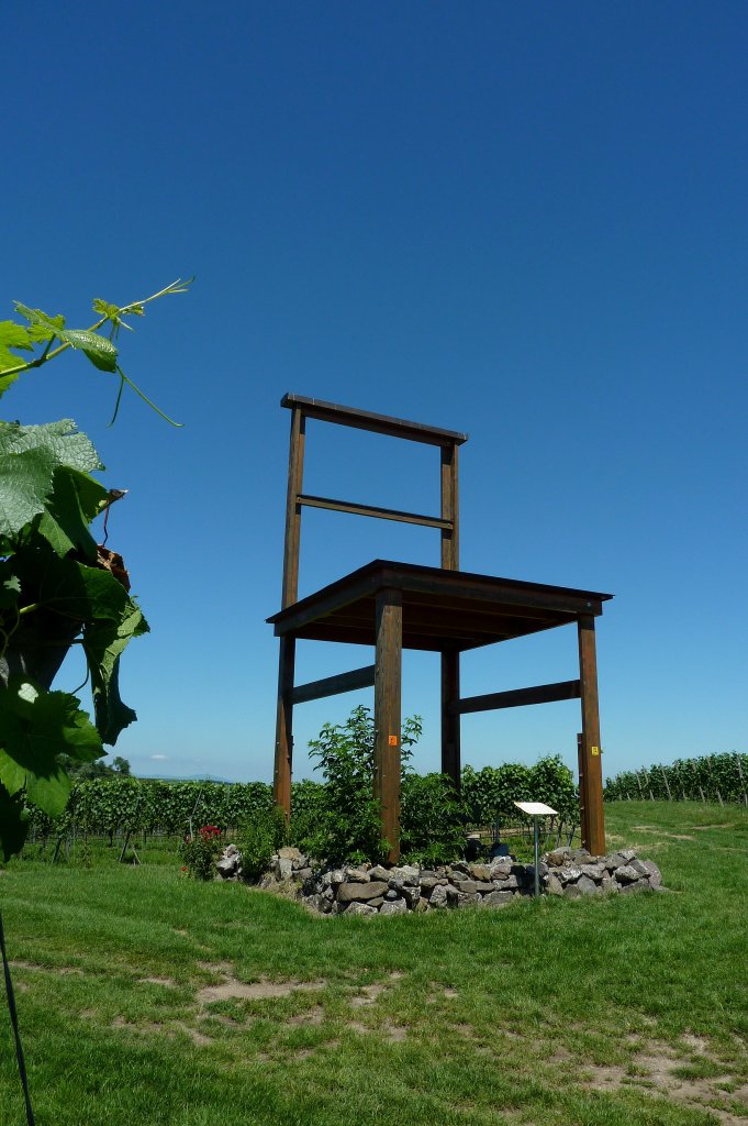 Leiselheim am Kaiserstuhl, dieser etwa 10m hohe Stuhl auf dem 240m hoch gelegenen Rebberg steht fr die Weinlage  Leiselheimer Gesthl , symbolisch steht er auch fr den vermuteten Stuhl des anwesendenden Knigs(Kaisers) auf dem dortigen Gerichtsplatz, denn ab 1304 tauchte erstmals der Name  Kaiserstuhl  fr die ganze Gegend auf, Juli 2011