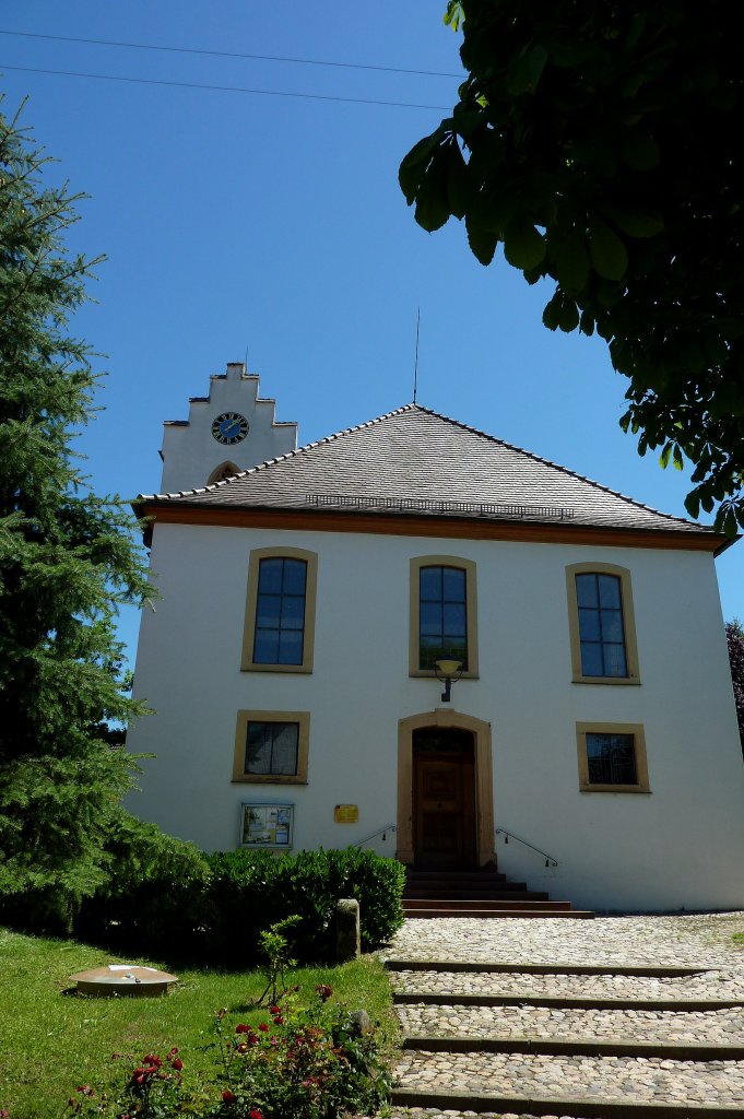 Leiselheim am Kaiserstuhl, die Kirche ist das lteste Gebude des Ortes, Turm und Chor aus dem 15.Jahrhundert, das Schiff von 1759-60, Juli 2011