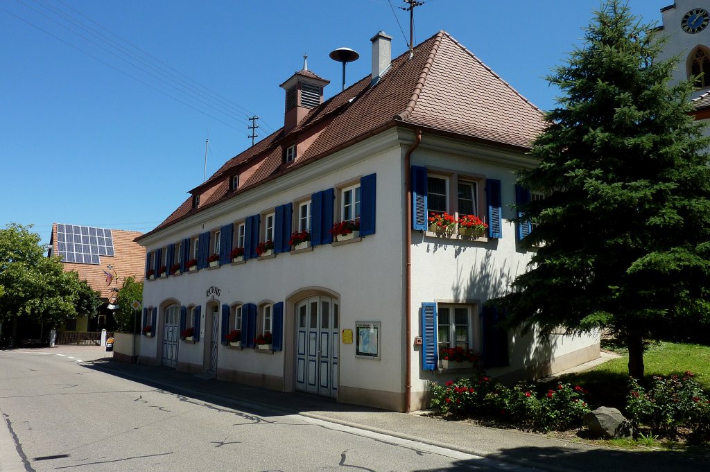 Leiselheim am Kaiserstuhl, das Rathaus der bekannten Winzergemeinde, Juli 2011