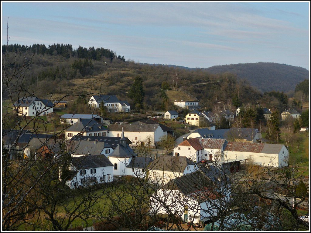 Lellingen vom Aussichtspunkt  Geeselee  aus gesehen. Weil dieses Dorf seinen ursprnglichen und authentischen Charakter erhalten hat, wurde es vom Kulturministerium zum Modelldorf ernannt und steht quasi unter Denkmalschutz. 20.03.2012 (Jeanny)